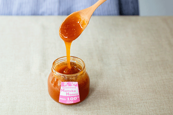 マヌカの花とニュージーランドの自然のイメージ写真